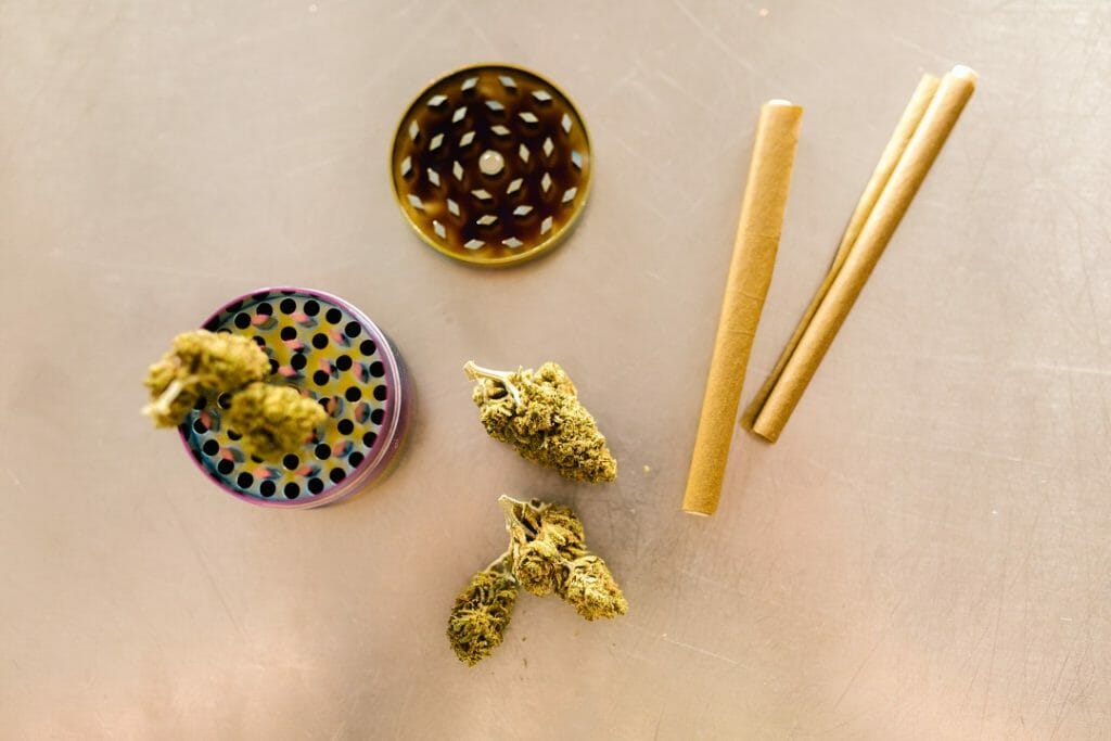 A Guide to Rolling a Blunt with Tobacco Blunt Wraps | Budderweeds Canada | Budderweeds Canada